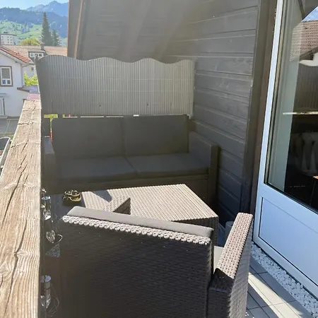 Mit Sonnigen Balkon Und Berg Blick Im Allgaeu *
